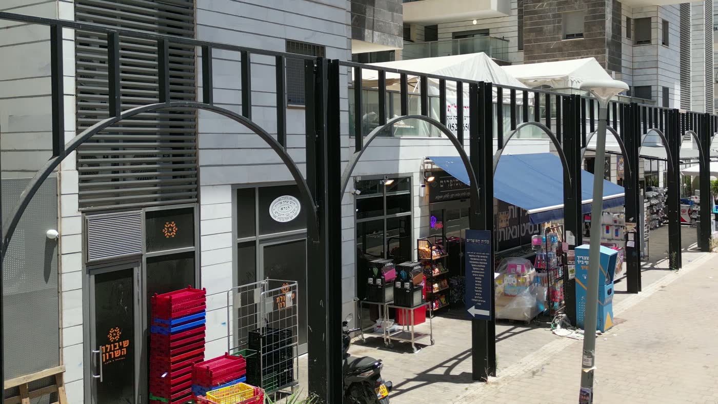 מתחם הסופרים — הרחוב המסחרי