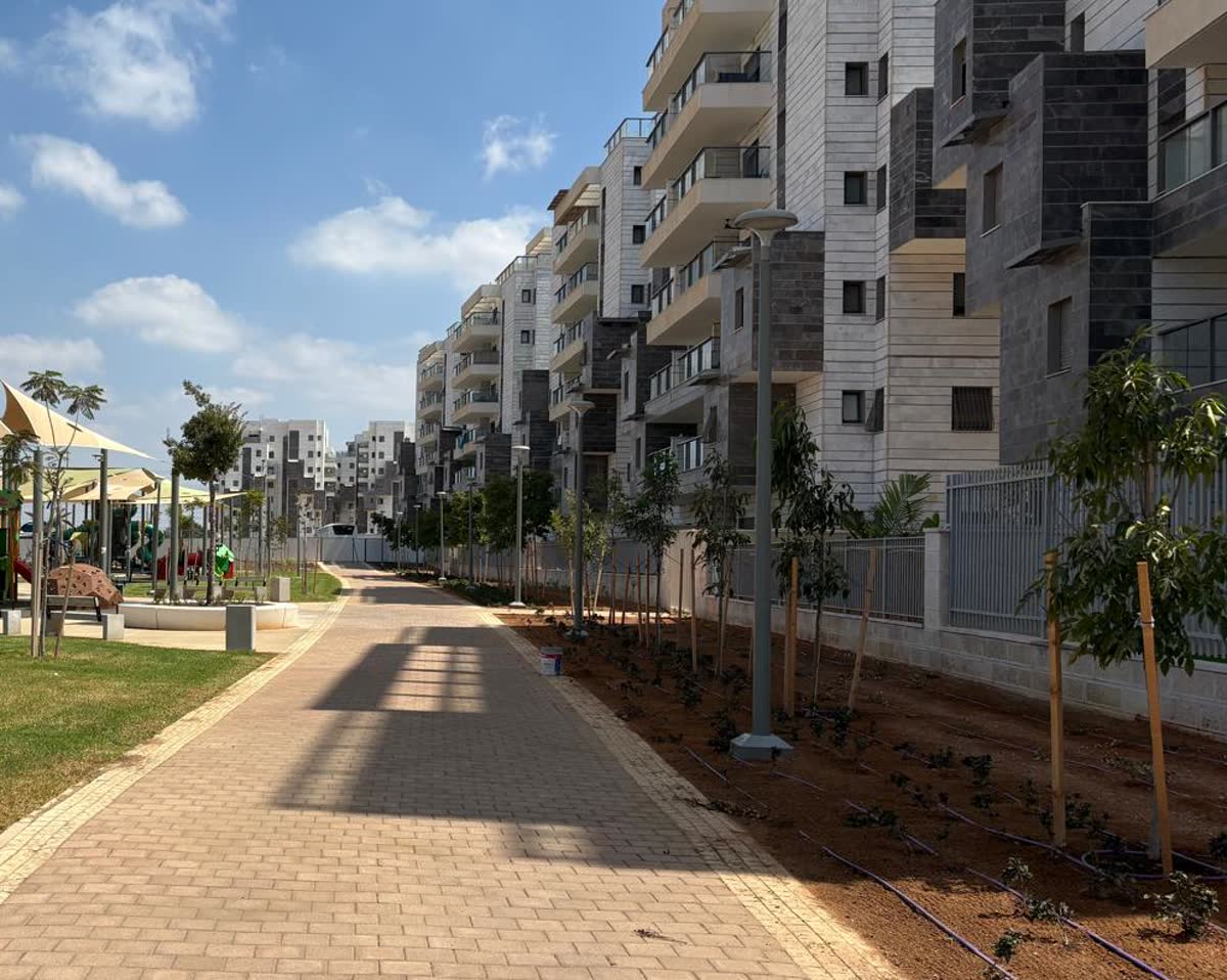 מתחם הסופרים — קו ראשון לפארק